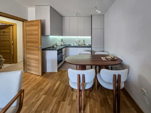 Kuhinja sa trpezarijom opremljena modernim namještajem i aparaturom. - image 7