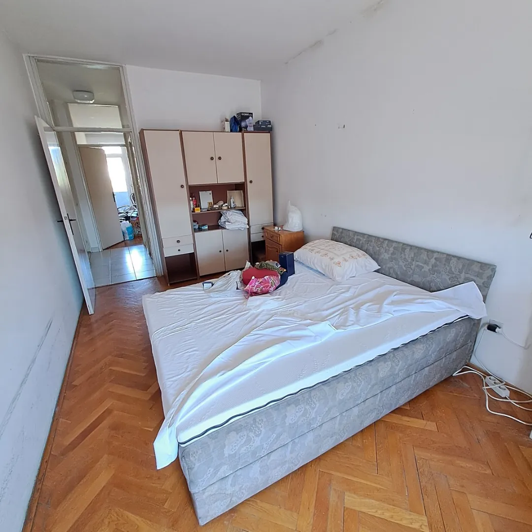 Spavaća soba sa krevetom i ormarom.