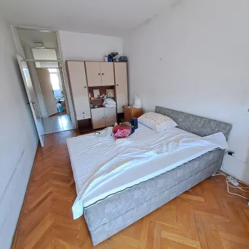 Spavaća soba sa krevetom i ormarom. - image 8