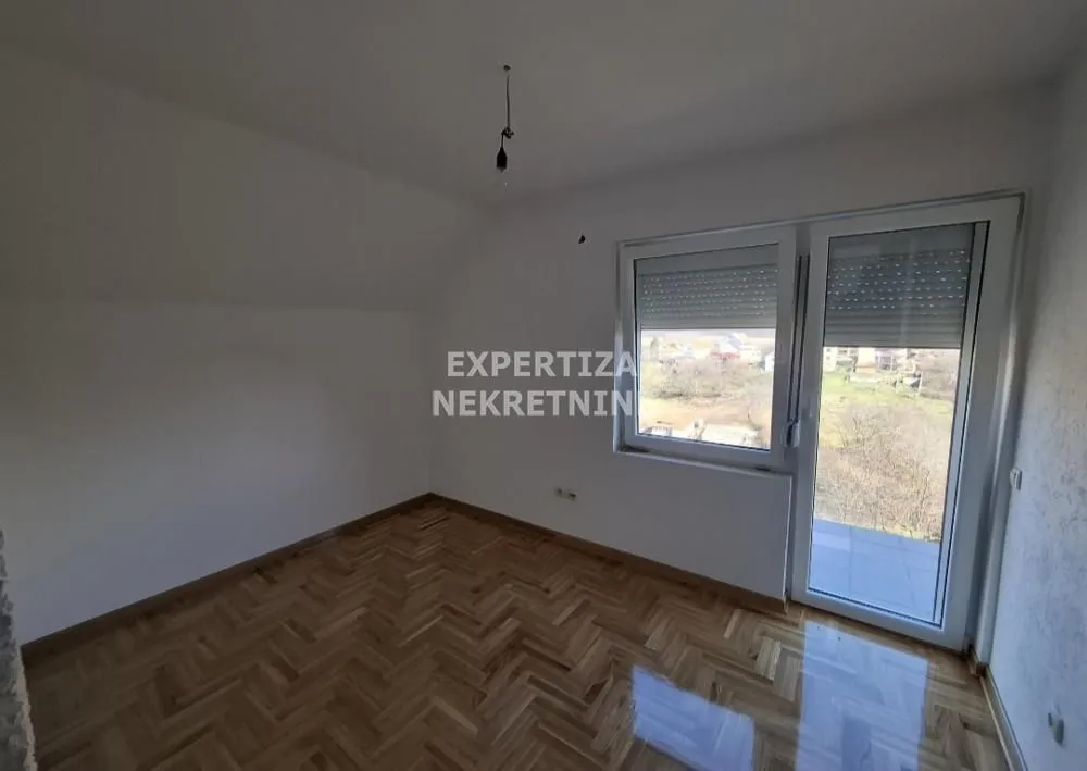 Empty room with parquet flooring and access to the terrace.