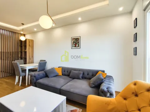 Dnevni boravak sa garniturom, trpezarijom i modernim osvjetljenjem. - image 11