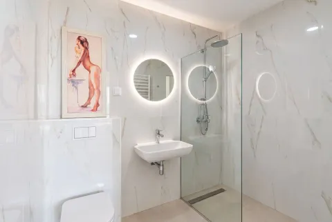 Moderne opremljeno kupatilo sa tuš kabinom i mermernim pločicama. - image 8