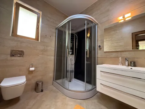 Moderno opremljeno kupatilo sa tuš kabinom, umivaonikom i toaletom. - image 10