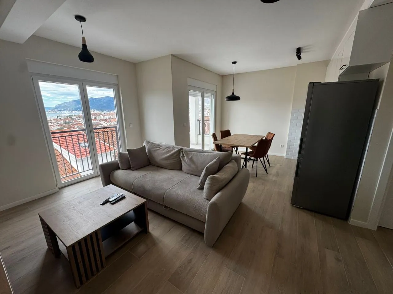 Izdavanje, jednosoban stan, 52m², Kalimanj, Tivat