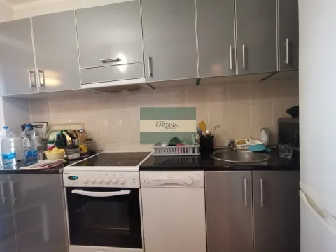 Manja kuhinja sa sivim elementima i ugrađenom belom tehnikom. - image 5