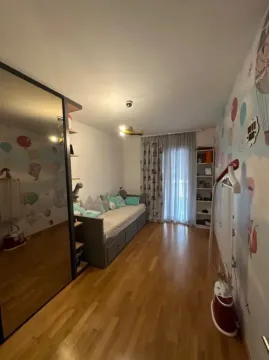 Dječja soba sa krevetom, garderoberom i tapetama sa motivima balona. - image 6