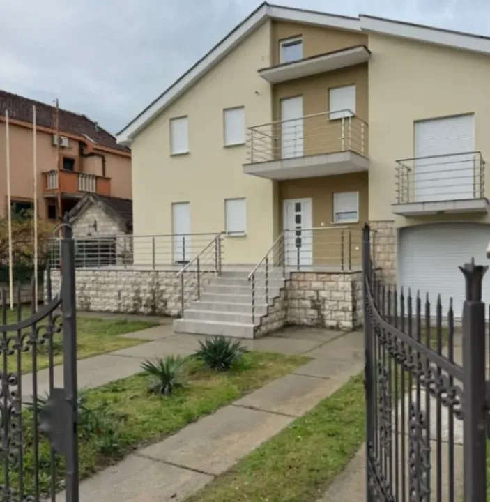 Izdavanje, kuća, 500m², Stari Aerodrom, Podgorica