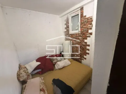 Manja spavaća soba sa krevetom i dekorativnim zidom. - image 4