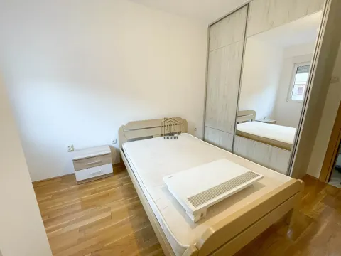 Namještena spavaća soba sa bračnim krevetom, noćnim stočićem i ugradnim garderoberom sa ogledalom. - image 10