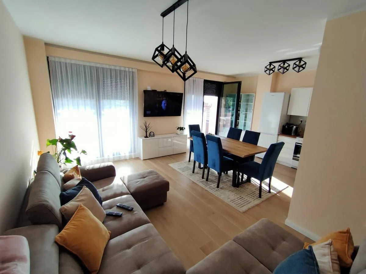 Izdavanje, kuća, 230m², Sremska Kamenica, Petrovaradin