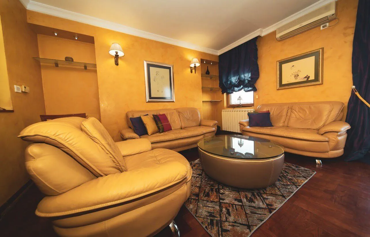 Living room with a sofa set and a coffee table.