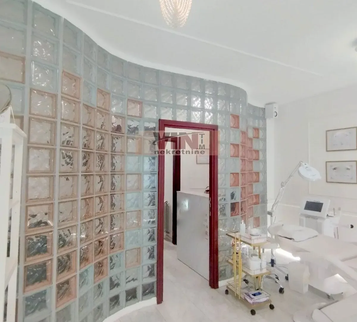 Izdavanje, poslovni prostor, 40m², Altina, Beograd