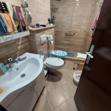 Kupatilo sa umivaonikom, WC šoljom, bideom i tuš kabinom. - image 8