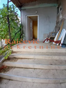 Ulaz u kuću sa stepeništem i nadstrešnicom. - image 11