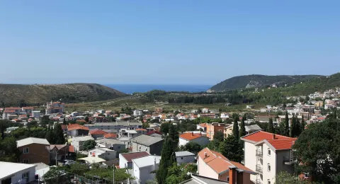 Panoramski pogled na naselje i more u daljini. - image 10