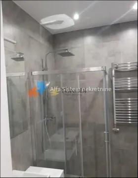 Savremeno opremljeno kupatilo sa tuš kabinom i sivim keramičkim pločicama. - image 6