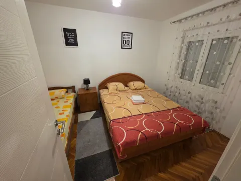 Namještena spavaća soba sa bračnim krevetom i dodatnim krevetom. - image 6