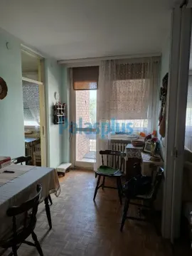 Trpezarija sa stolom, stolicama i izlazom na terasu. - image 2