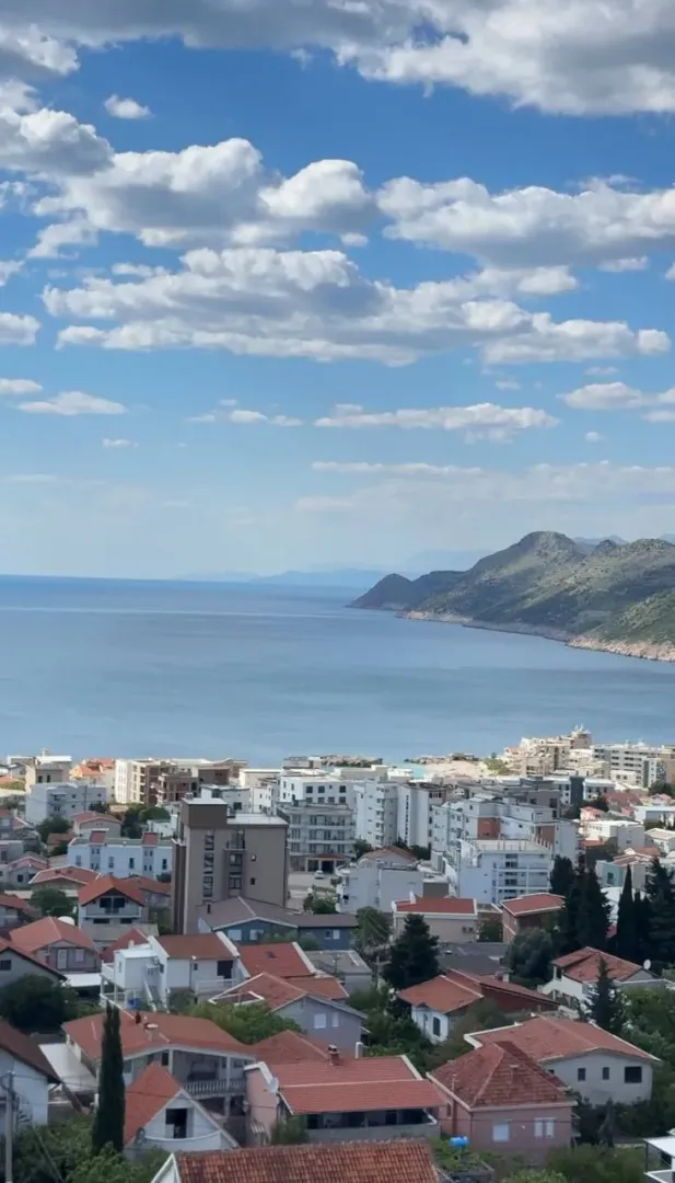 Pogled na grad i more sa terase nekretnine.