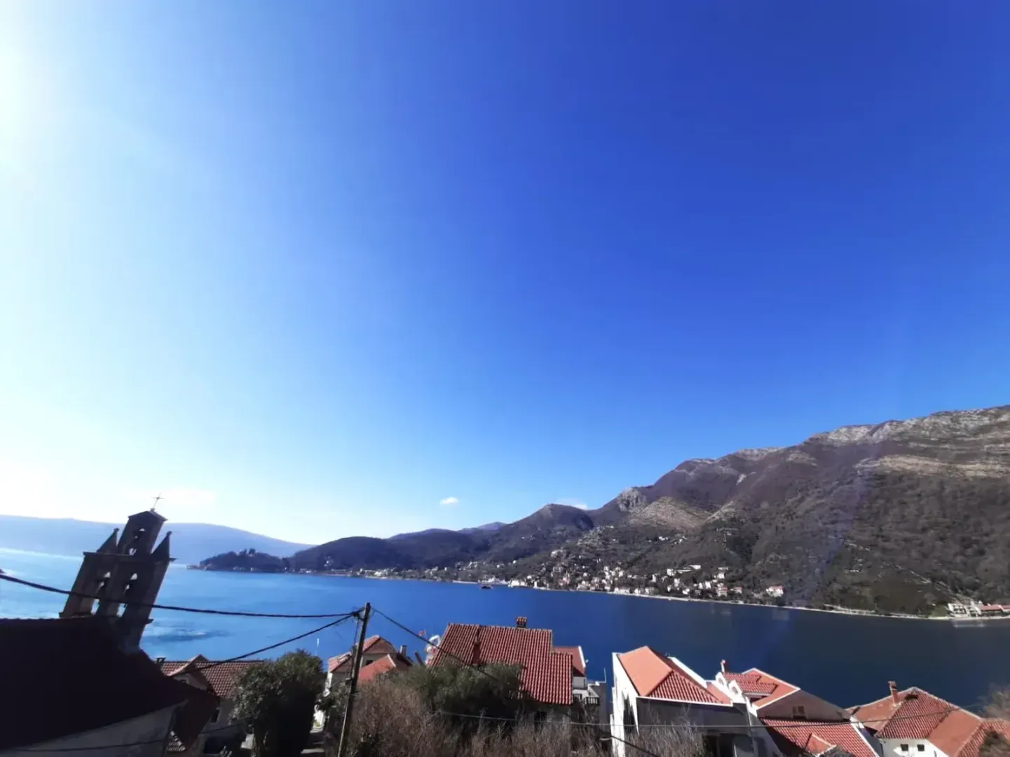 Pogled na more i planine sa lokacije nekretnine.