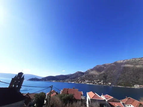 Pogled na more i planine sa lokacije nekretnine. - image 8