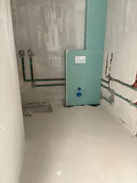 Pogled na prostoriju u izgradnji sa razvedenim instalacijama vodovoda i kanalizacije. - image 4