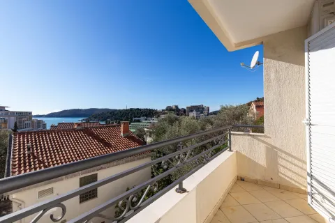 Pogled sa terase na naselje i more. - image 3