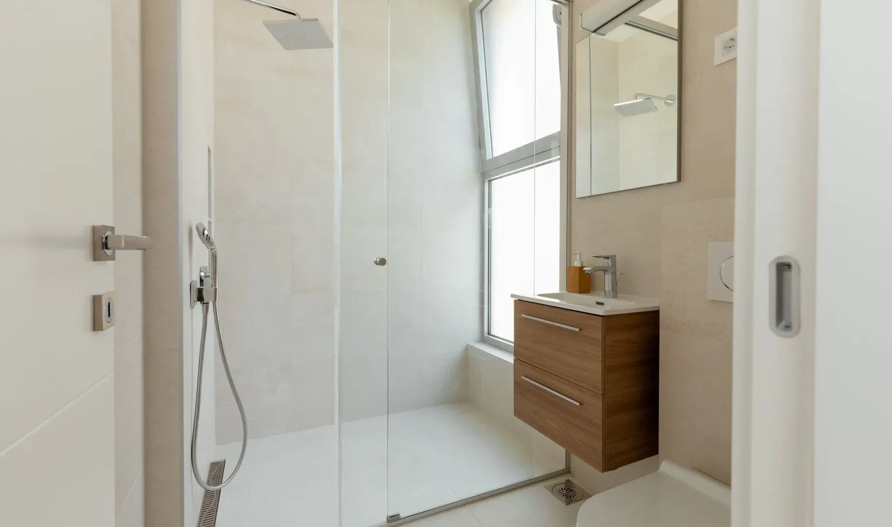 Izdavanje, četvorosoban stan, 273m², Marići, Tivat