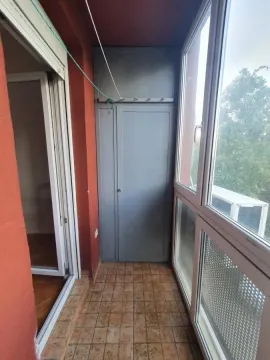 Zastakljeni balkon sa ugradnim ormarom i keramičkim pločicama na podu. - image 8