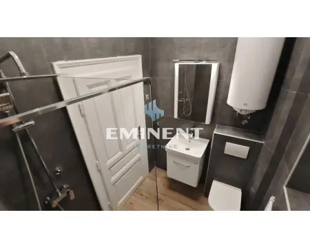 Moderno kupatilo obloženo tamnim pločicama sa tuš kabinom, umivaonikom i wc šoljom. - image 11