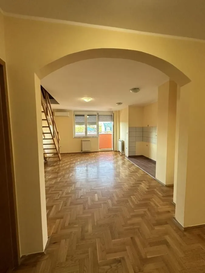 Izdavanje, četvorosoban stan, 103m², Nova Detelinara, Novi Sad Sve Podlokacije
