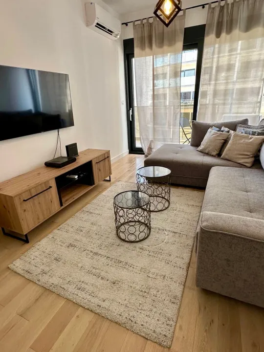 Izdavanje, jednosoban stan, 65m², Soho City, Bar