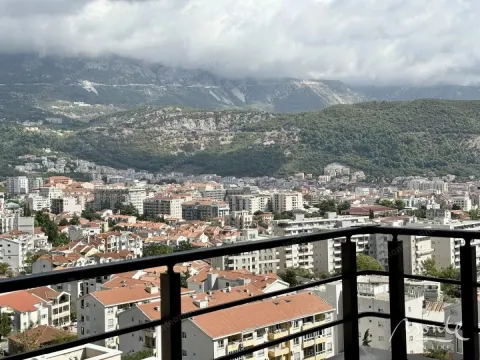 Pogled sa terase na grad i planine u pozadini. - image 11