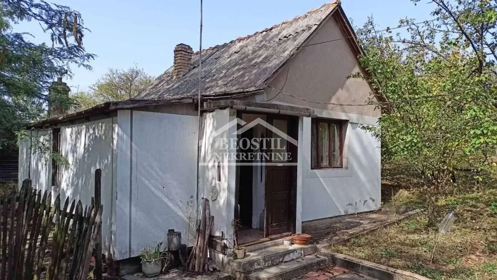 Pogled na spoljašnjost starije kuće sa dvorištem.