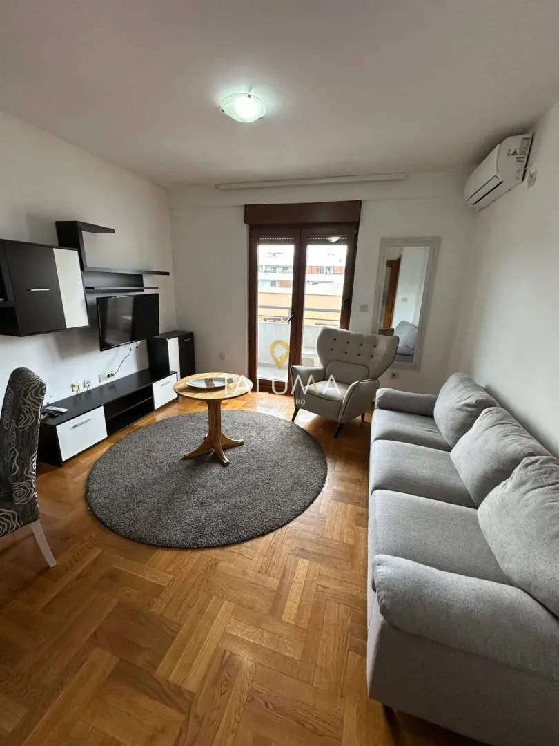 Living room with sofa, TV and access to the terrace.