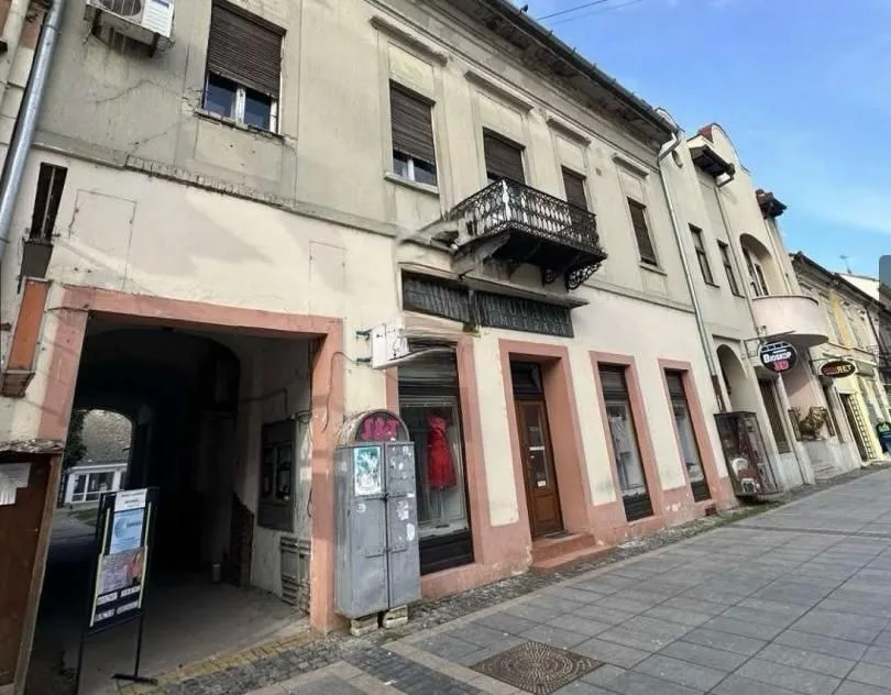 Prodaja, trosoban stan, 170m², Centar, Sombor