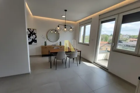 Moderna trpezarija sa stolom, stolicama i velikim prozorima. - image 17