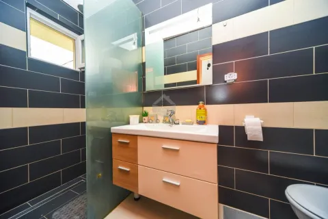 Moderne kupatilo sa tuš kabinom, umivaonikom i ogledalom. - image 11