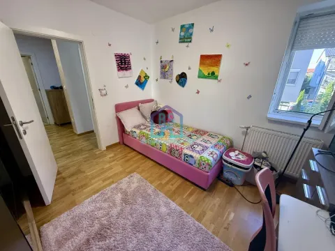 Dečja spavaća soba sa krevetom i radnim stolom. - image 16