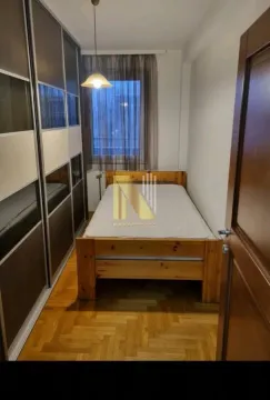 Manja spavaća soba sa drvenim krevetom i velikim ugradnim plakarom. - image 2