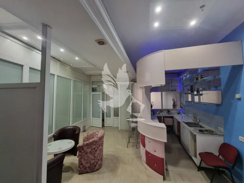Izdavanje, poslovni prostor, 80m², Centar Sve Podlokacije, Beograd