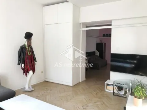 Izdavanje, trosoban stan, 95m², Stari Grad, Beograd - image 2