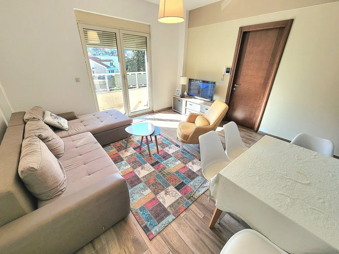 Rent, one bedroom apartment, 53m², Centar, Budva