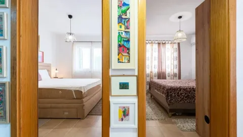 Pogled iz hodnika na dvije opremljene spavaće sobe. - image 10