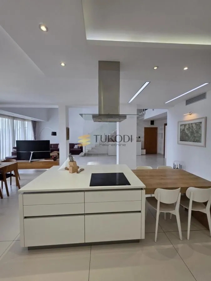 Prodaja, stan, 352m², Centar, Novi Sad