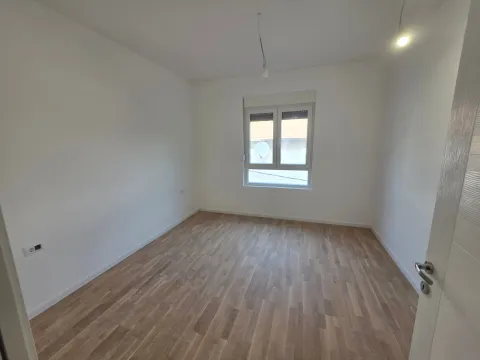Prazna soba sa parketom i bijelim zidovima. - image 12