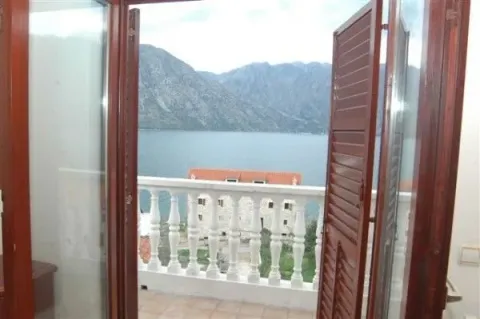 Pogled na more i planine sa balkona. - image 2