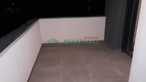Prazna terasa sa popločanim podom i ogradom noću. - image 13