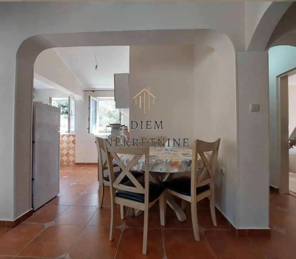 Izdavanje, dvosoban stan, 70m², Škaljari, Kotor