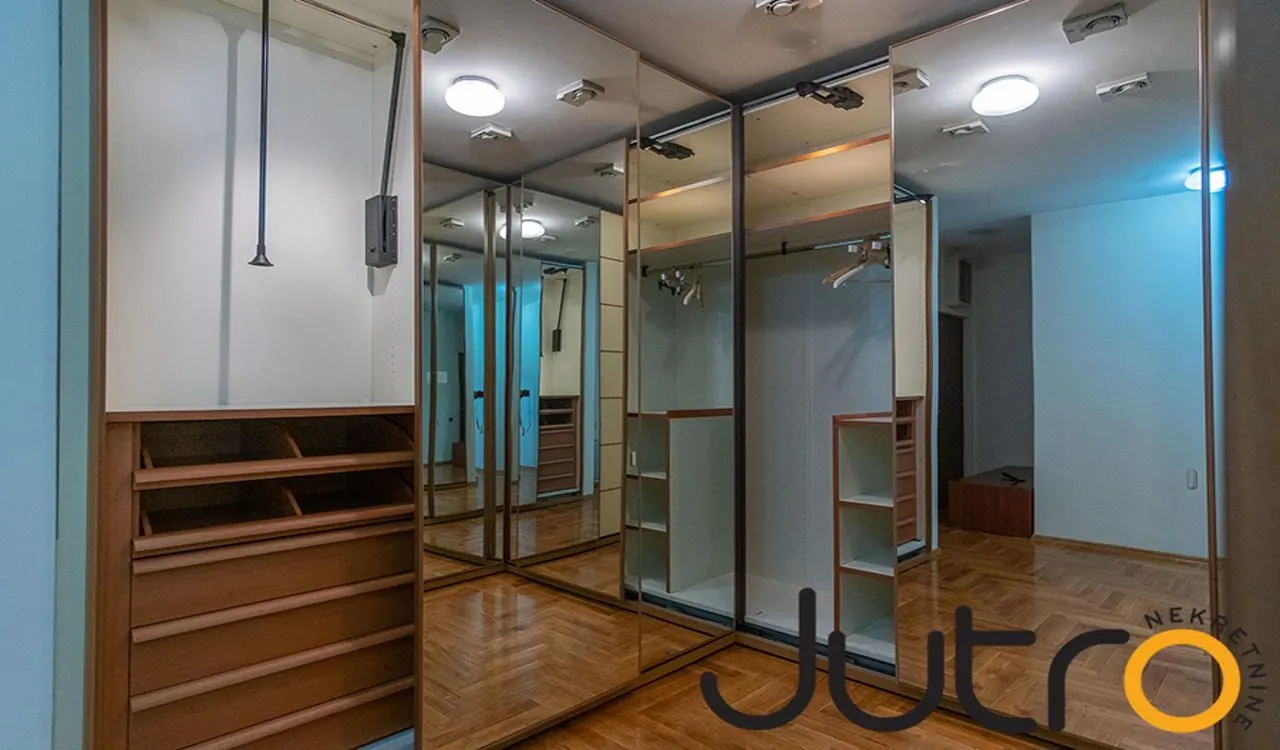 Prodaja, četvorosoban stan, 280m², Preko Morače, Podgorica